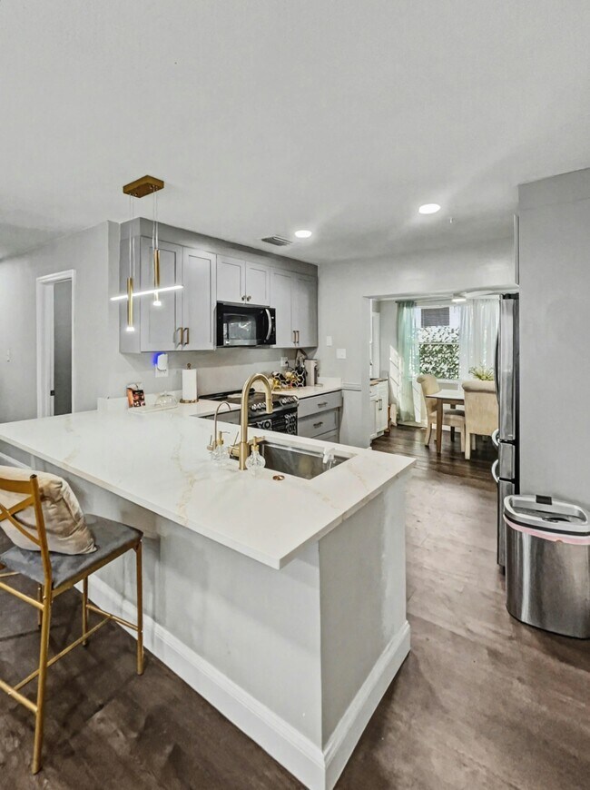 Building Photo - 1204 E Lambright St