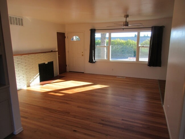 Building Photo - Three Bedroom Home in South Salem