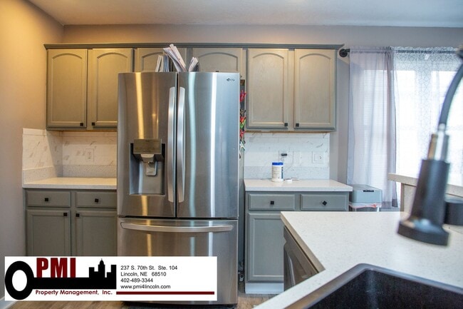Building Photo - 4 Bedroom and 3 bathroom Fully Furnished