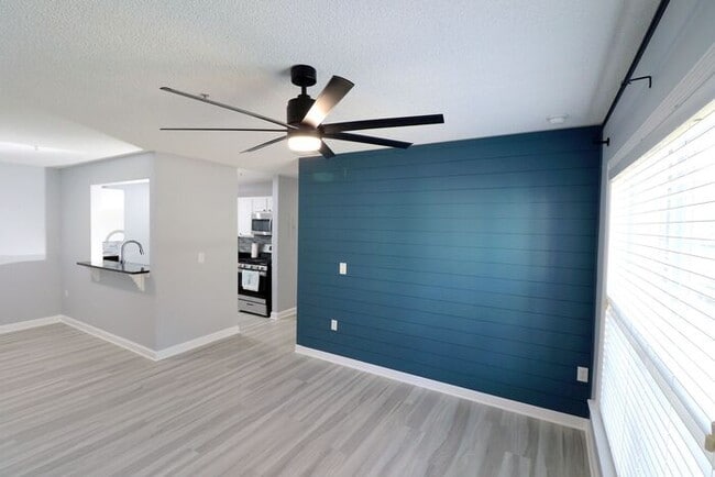 Building Photo - Newly renovated first floor condo! 2 bedrooms