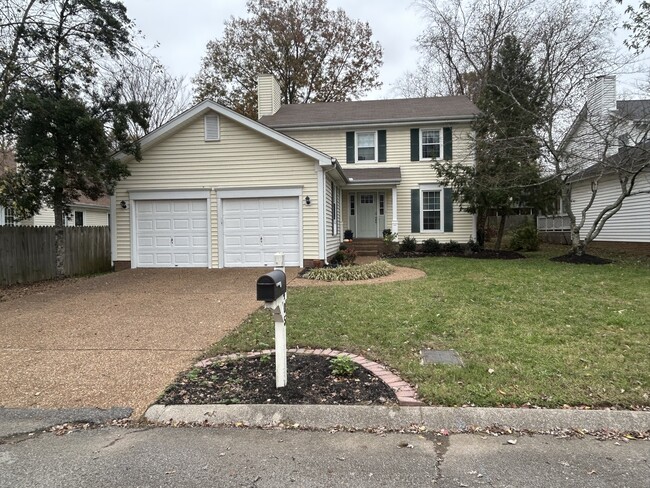 House with 2 car garage and nice size driveway - 405 Windsor Ct