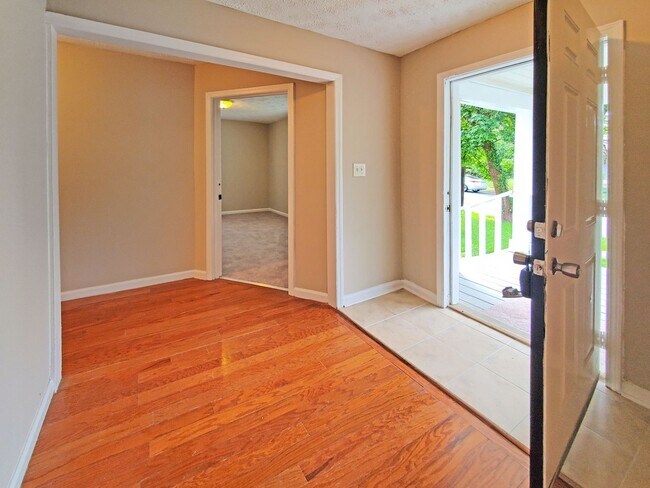 Building Photo - Beautifully Updated 4-Bedroom Home Near Mo...