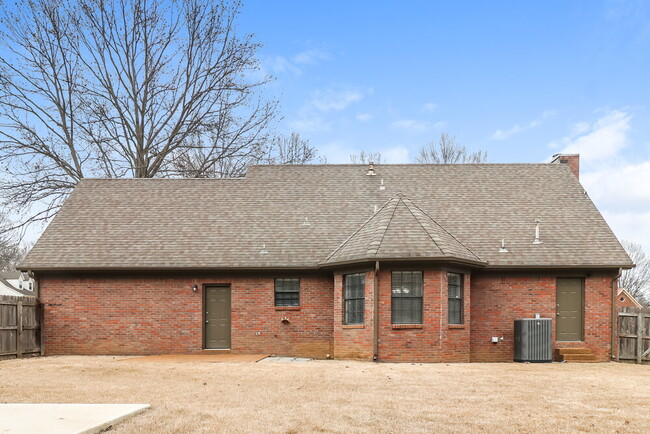 Building Photo - 807 Knotty Pine Cove