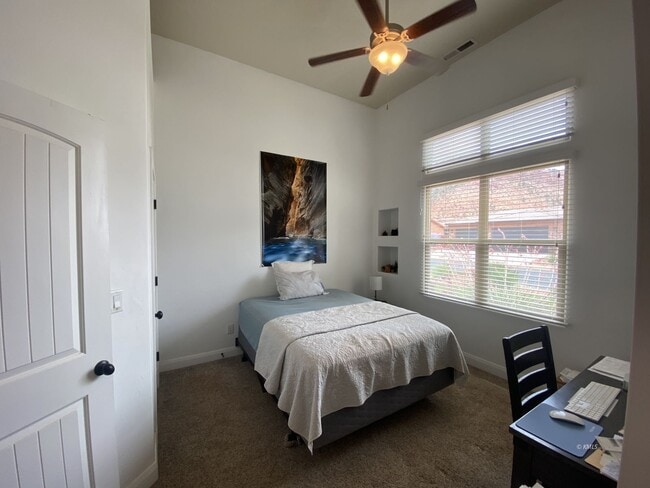 Building Photo - 463 Deadwood Dr