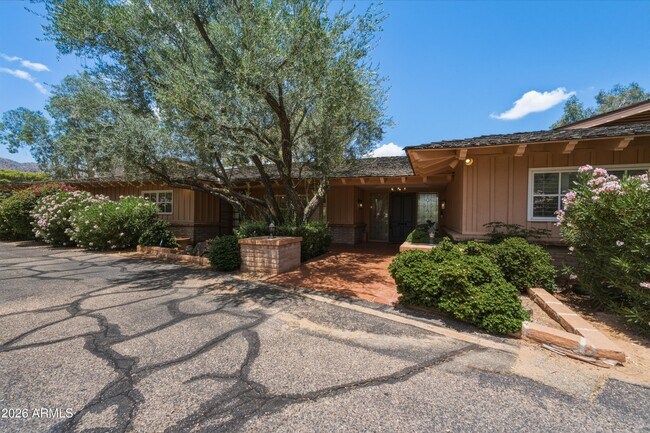 Building Photo - 5136 E Roadrunner Rd