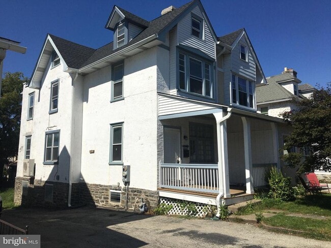 Building Photo - 1908 Darby Rd