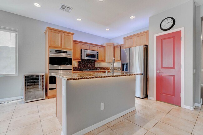 Building Photo - 2589 Chateau Clermont St