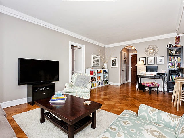 Living room and entryway - 2052 N Lincoln Park W