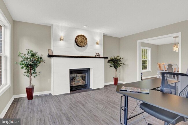 Building Photo - Spacious 4BR House in Lewisberry