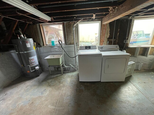 Building Photo - A gorgeous 3 bedroom and 1 bathroom home in Pacifica!