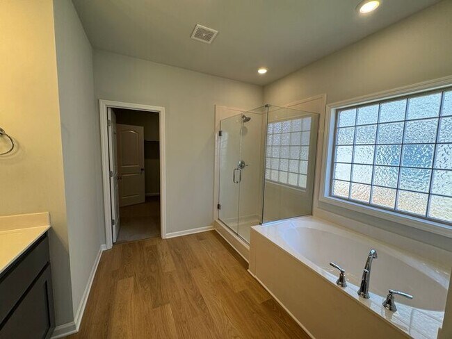 Building Photo - Spacious home with a fence, in PRIME location with a move in special