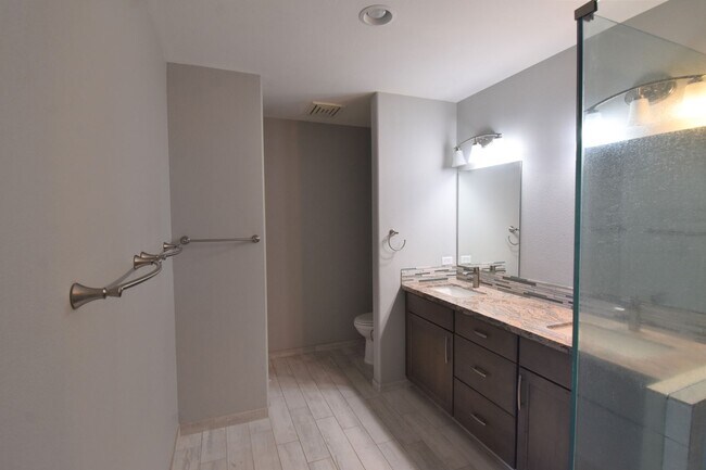 Building Photo - Unfurnished 3 Bedroom 2 Bath Penthouse Condo
