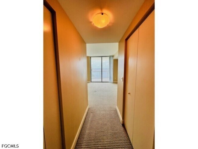 Building Photo - 3000 Oasis Grand Blvd
