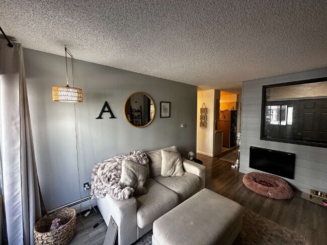 Building Photo - Available May 15th! "Chic & Cozy 1-Bed Furnished Condo in Denver's Desirable Hale Neighborhood! P...