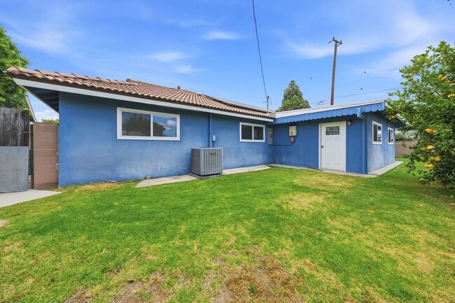Building Photo - Spacious and Well Maintained 3 Bedroom Home in Orange