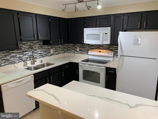 Building Photo - 6084B Essex House Square