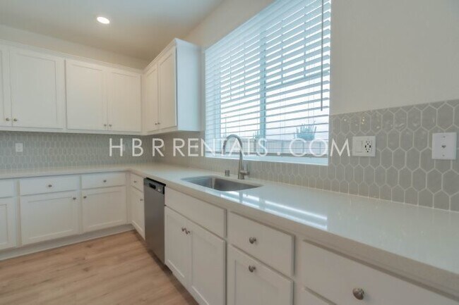 Building Photo - Charming 4-Bed, 3-Bath Home in Lathrop’s T...