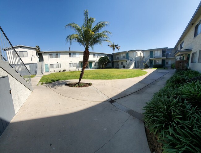 Building Photo - 1 BDRM, 1 BA WITH PARKING (PICTURES COMING...