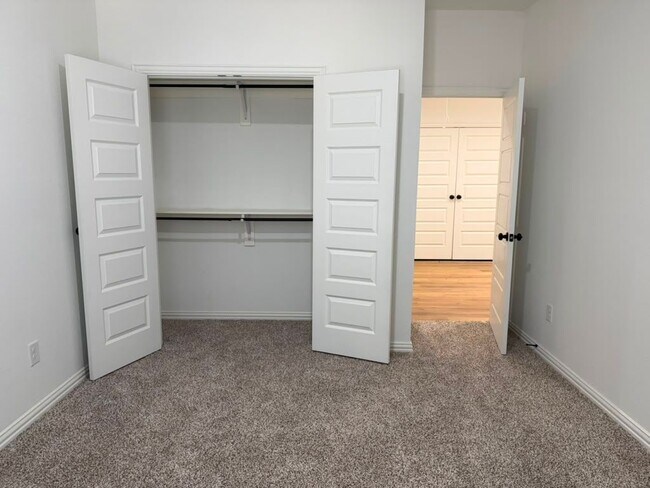 Building Photo - 6800 Oak Crest Dr W