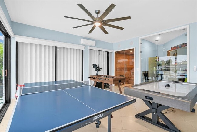 Building Photo - 319 S Riverside Dr