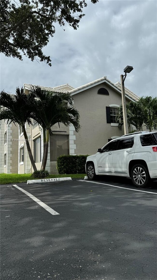 Building Photo - 2831 N Oakland Forest Dr