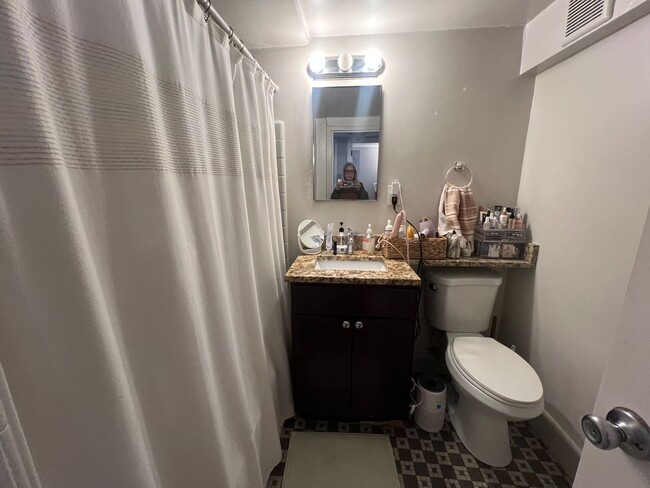 Building Photo - Ravenswood Renovated 1 Bedroom