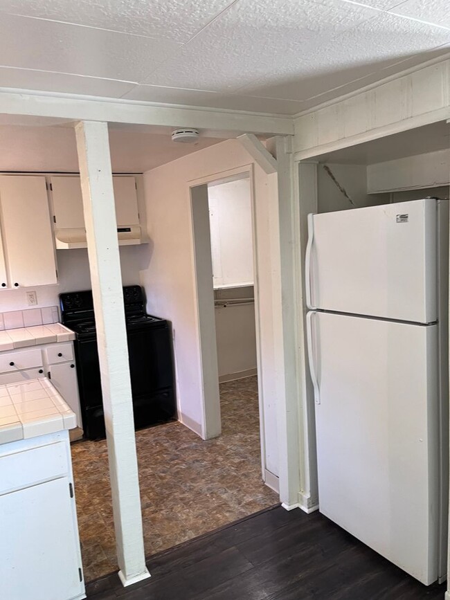 Building Photo - 2 STORY ONE BEDROOM APARTMENT IN PENRYN!