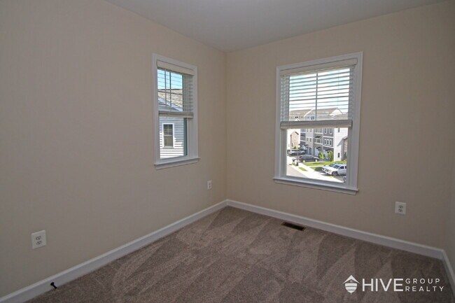 Building Photo - Beautiful End-Unit Townhouse with Pond Vie...