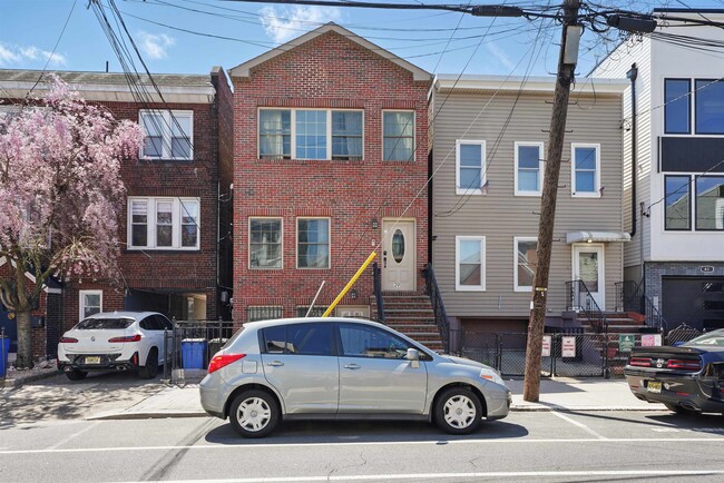 Building Photo - 39 Grace St