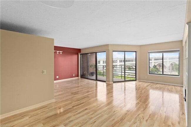 Building Photo - 1444 W 10th St