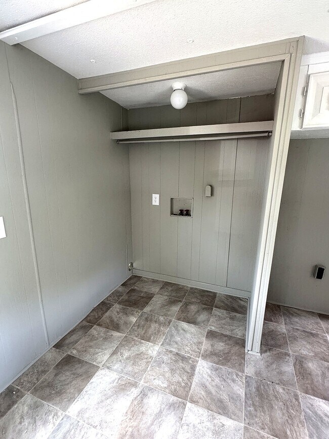 Building Photo - 233 Jolly Roger Dr