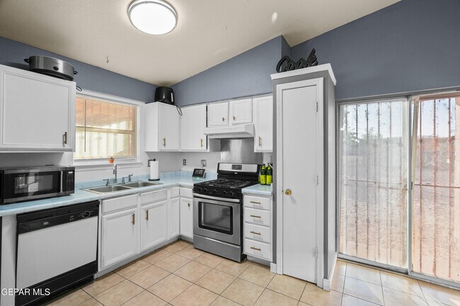 Building Photo - 13475 Sunset Hills Dr