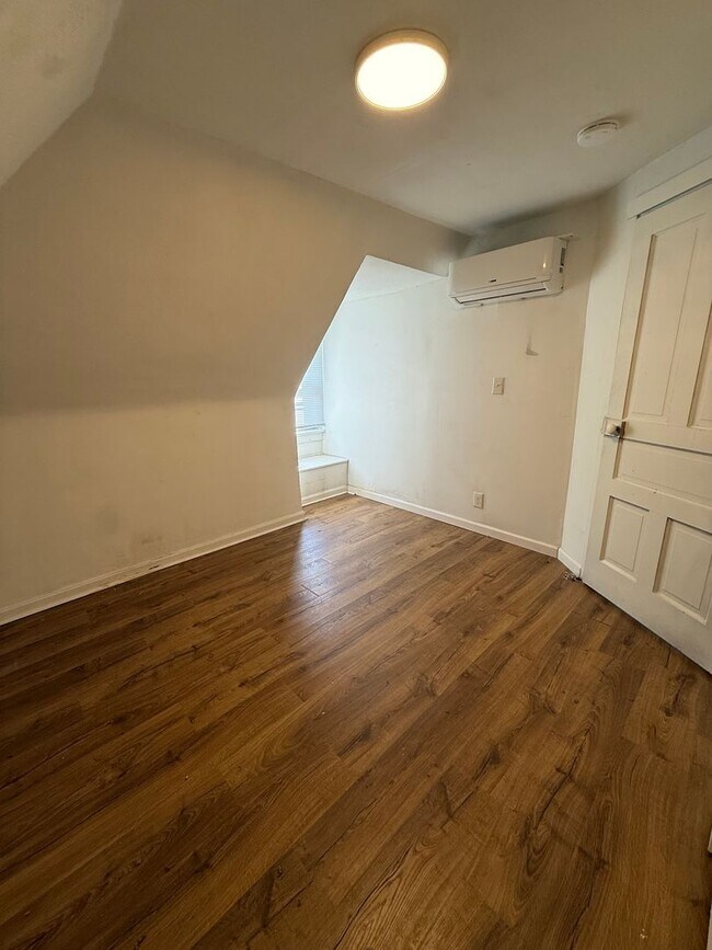 Building Photo - 204 Kismet St
