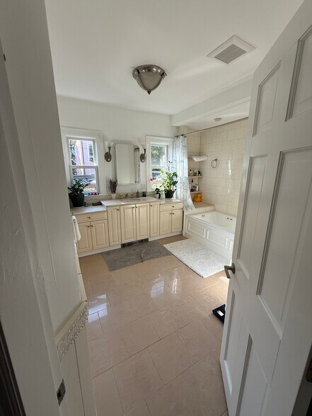 Building Photo - 96 Munroe St