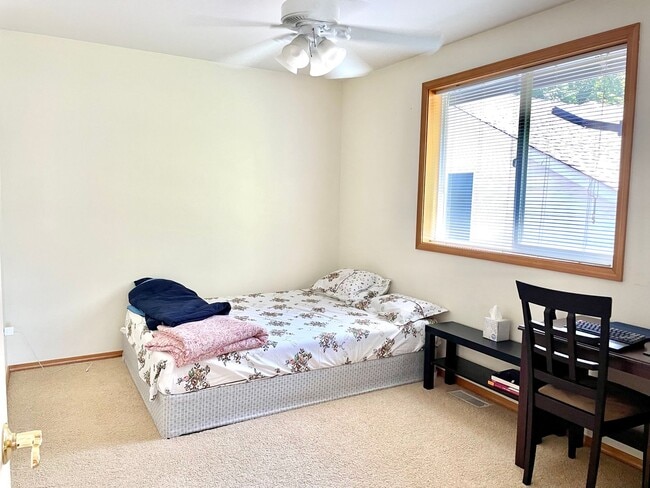 Building Photo - Spacious 4 bedrooms + Den, A/C! Pet(s)!