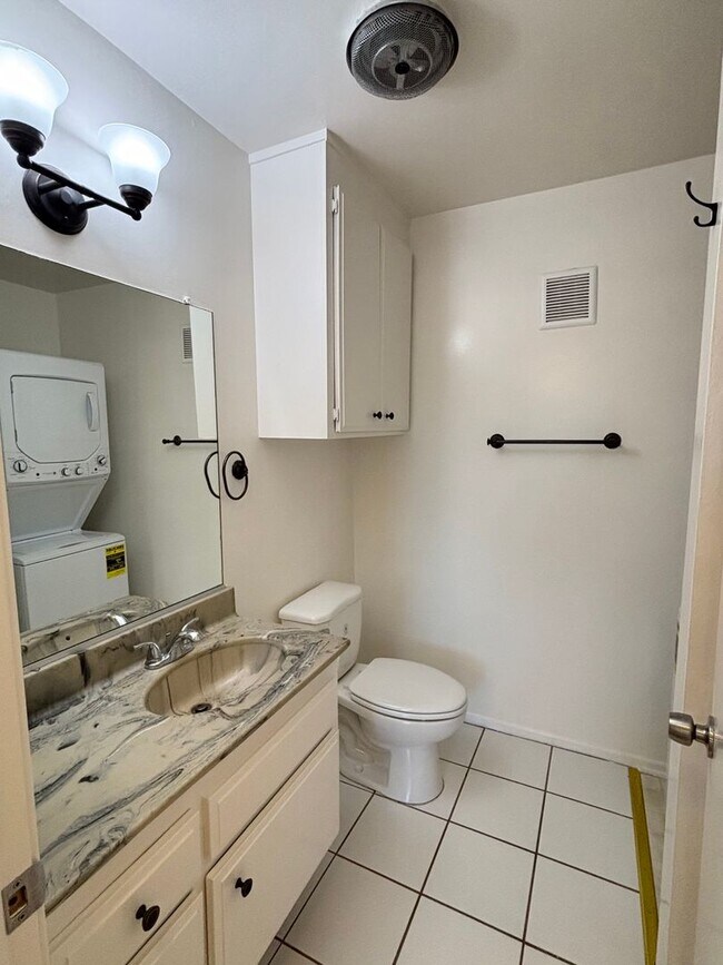 Building Photo - Bright and Spacious 2 Bed/ 2 Bath with Private Balcony, Views, In Unit Laundry and Parking in the...