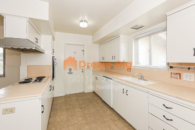 Building Photo - 5971 Sunland Pl