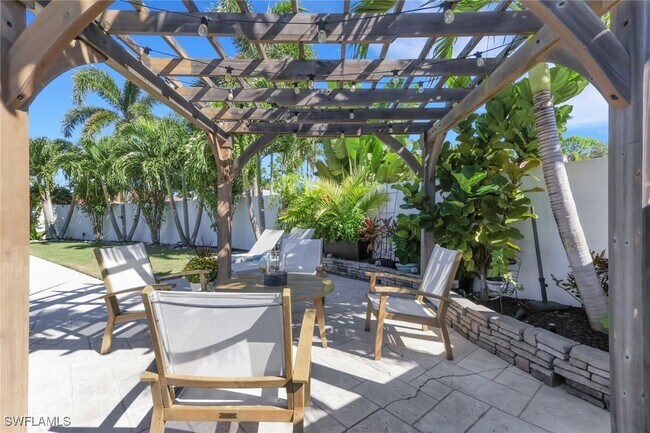 Building Photo - 1151 Jardin Dr