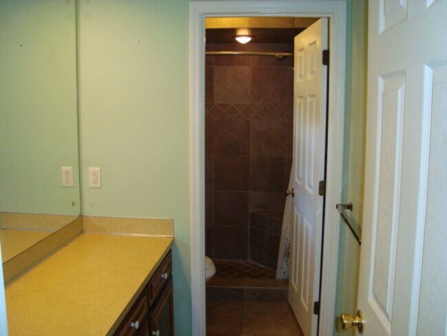 Building Photo - 4 Bedroom 2.5 Bath Home available to rent!