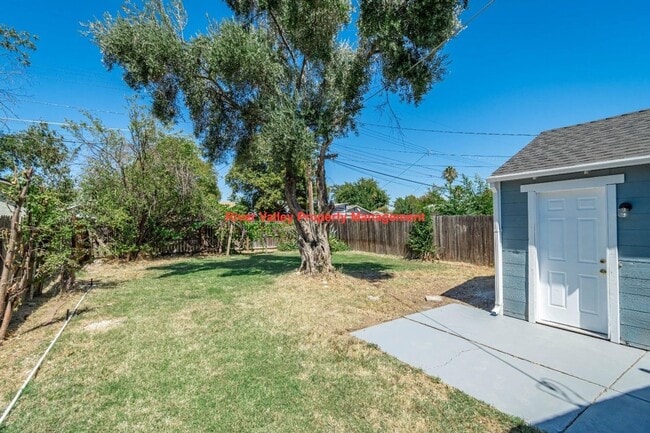 Building Photo - Move in Special, Adorable remodeled Cottage, 3+2, CHA, Garage, fenced yard, close to Christian Br...