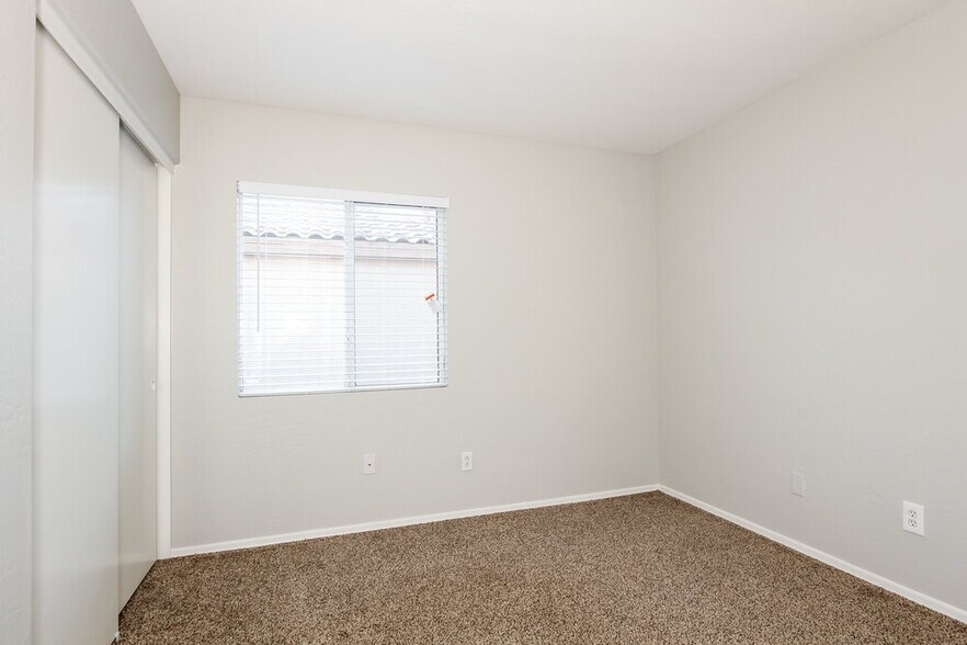 Building Photo - 11717 W Poinsettia Dr