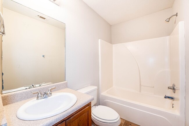 Building Photo - 401 E Southern Trace Dr