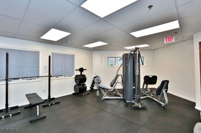 Building Photo - 35 Mews Ln