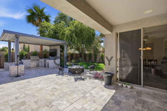 Building Photo - 587 E Benrich Dr