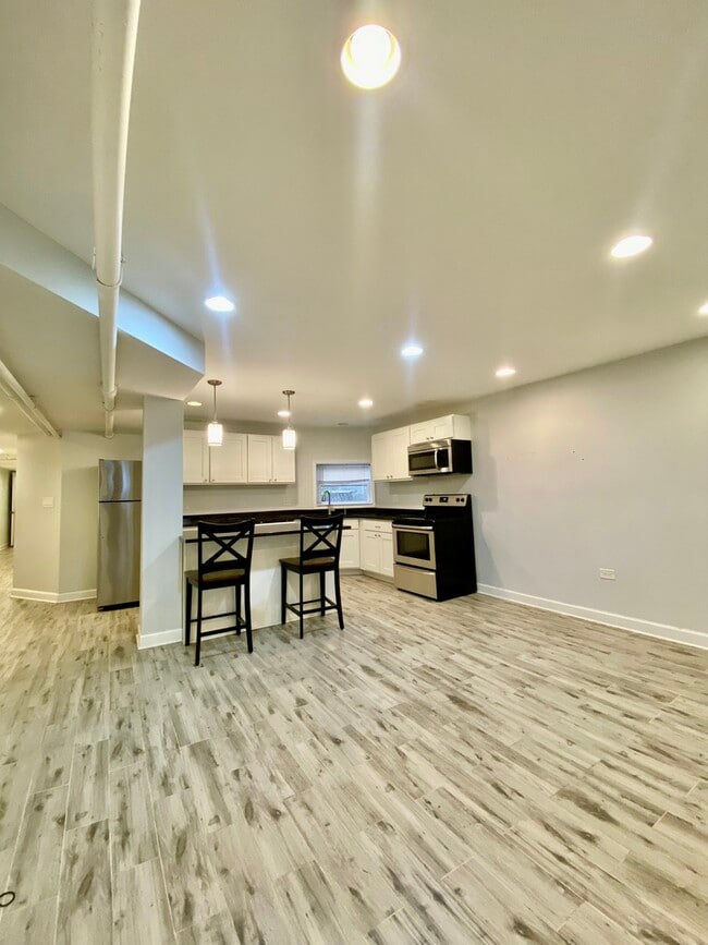 Building Photo - 1721 W Bryn Mawr Ave