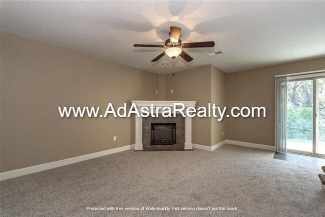 Building Photo - Gorgeous Like New KCMO Townhome-Available ...