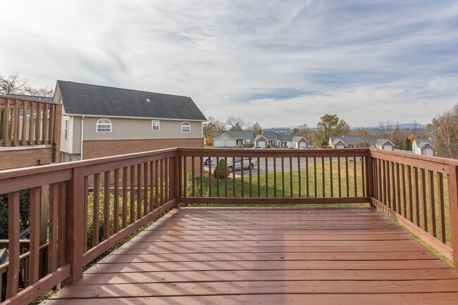 Building Photo - Spacious 3-Bedroom Townhome with Garage in a Prime Harrisonburg Location!