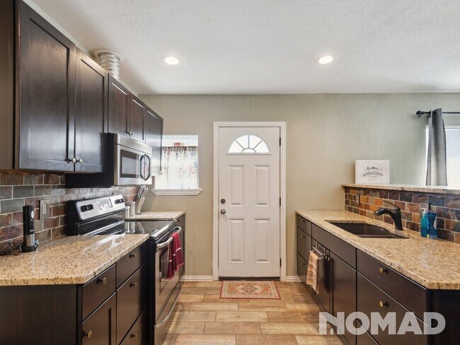 Building Photo - 1 bedroom renovated duplex