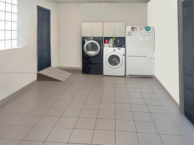 Building Photo - 4611 SW 82nd Ct