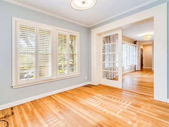 Building Photo - 404 Almarion Dr